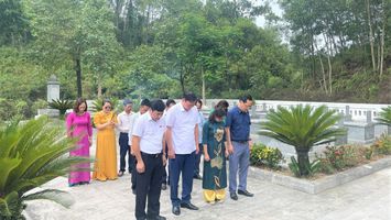 Đoàn đại biểu Quốc hội tỉnh và Thường trực Hội đồng nhân dân tỉnh dâng hương, dâng hoa tại Nghĩa trang liệt sĩ ngành Giao thông vận tải Nghệ An