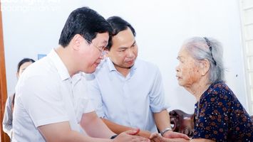 Chủ nhiệm Ủy ban Tài chính - Ngân sách của Quốc hội thăm, tặng quà các gia đình chính sách ở Nghệ An