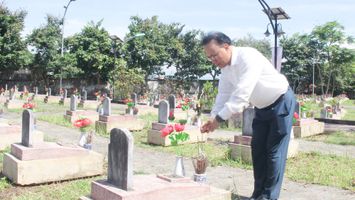 Phó Chủ tịch Thường trực HĐND tỉnh Nguyễn Nam Đình dâng hoa, dâng hương tại Khu di tích lịch sử Truông Bồn; Nghĩa trang liệt sĩ huyện Đô Lương