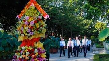 Lãnh đạo tỉnh Nghệ An dâng hoa, dâng hương tưởng niệm Chủ tịch Hồ Chí Minh và các Anh hùng liệt sĩ