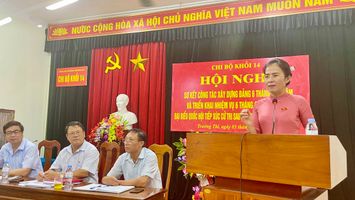 Đại biểu Quốc hội Võ Thị Minh Sinh tiếp xúc cử tri gắn với sinh hoạt định kỳ ở tổ chức cơ sở Đảng