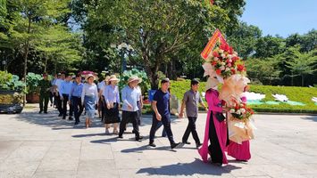 Đoàn công tác Ban Thư ký Văn phòng Quốc hội nước CHDCND Lào dâng hương tại Khu di tích Kim Liên và Nghĩa trang Quốc tế Việt Lào