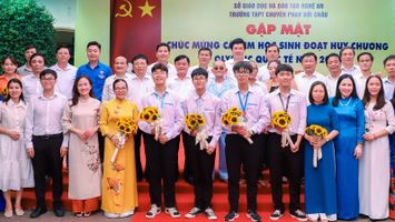 Bí thư Tỉnh ủy Nghệ An chúc mừng 4 học sinh Trường THPT chuyên Phan Bội Châu đạt Huy chương Olympic quốc tế