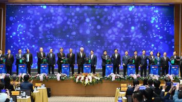 Thủ tướng Chính phủ Phạm Minh Chính và Thủ tướng Singapore Lý Hiển Long ấn nút khởi công VSIP Nghệ An II