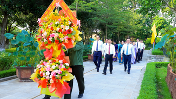 Lãnh đạo tỉnh Nghệ An dâng hoa, dâng hương tưởng niệm Chủ tịch Hồ Chí Minh
