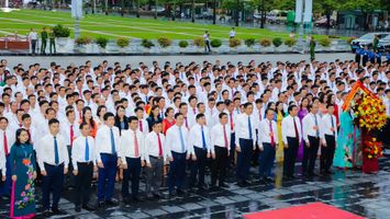 Lãnh đạo tỉnh và hơn 1.000 cán bộ chủ chốt cấp xã dâng hoa tưởng niệm Chủ tịch Hồ Chí Minh