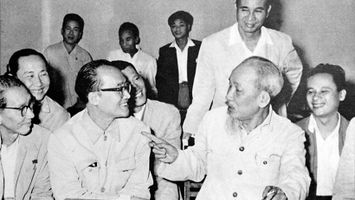 BÁC HỒ VỚI HIỀN TÀI