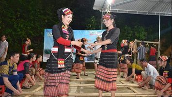 Gắn giá trị văn hóa truyền thống các dân tộc thiểu số với phát triển du lịch dịch vụ