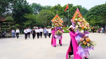 Các đồng chí nguyên Chủ tịch Quốc hội: Nguyễn Sinh Hùng, Nguyễn Thị Kim Ngân dâng hoa, dâng hương tại Khu Di tích Quốc gia đặc biệt Kim Liên