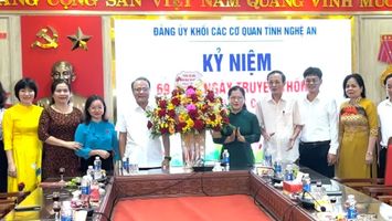 Thường trực HĐND và Đoàn ĐBQH tỉnh chúc mừng Đảng ủy khối các cơ quan tỉnh  nhân dịp kỷ niệm 69 năm ngày thành lập