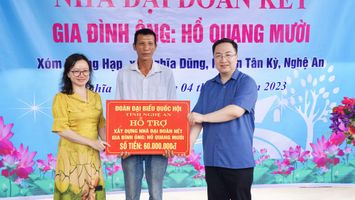 Đoàn đại biểu Quốc hội tỉnh Nghệ An trao nhà 'Đại đoàn kết' tại huyện Tân Kỳ