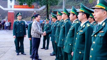 Chủ tịch nước Võ Văn Thưởng thăm, tặng quà, chúc Tết cán bộ, chiến sĩ Đồn Biên phòng Cửa khẩu Thanh Thủy, Nghệ An