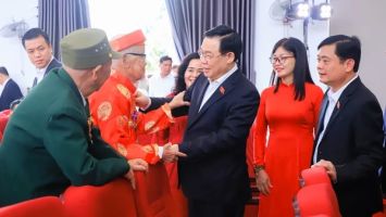 Chủ tịch Quốc hội Vương Đình Huệ tặng quà, chúc Tết gia đình người có công, hộ nghèo tại huyện Yên Thành
