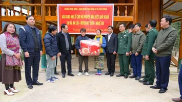Thường trực HĐND, Đoàn đại biểu quốc hội tỉnh Nghệ An tặng quà Tết Nguyên đán Giáp Thìn 2024 tại xã Na Loi