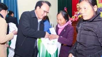 Phó Chủ tịch Thường trực HĐND tỉnh trao quà Tết cho người nghèo tại huyện Thanh Chương