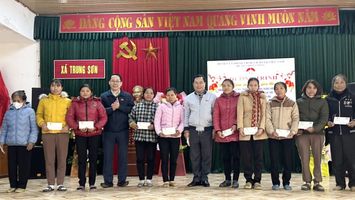 Đồng chí Vương Quốc Thắng - Ủy viên Chuyên trách Ủy ban KHCN&MT của Quốc hội trao quà Tết tại tỉnh Nghệ An