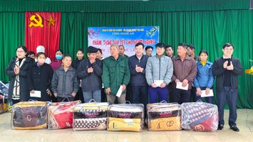 Đảng uỷ khối các cơ quan tỉnh thăm, tặng quà Tết cho các hộ nghèo tại huyện Thanh Chương