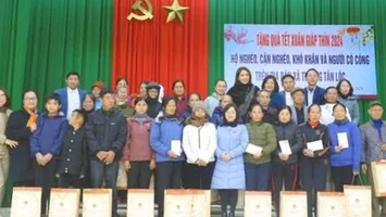 Phó trưởng Đoàn đại biểu Quốc hội trao quà Tết cho người nghèo tại huyện Nam Đàn