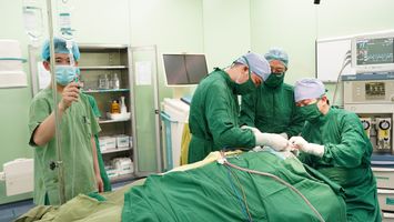 Bệnh viện ĐKTP Vinh ‘hồi sinh’ thành công bệnh nhân hôn mê do chấn thương sọ não