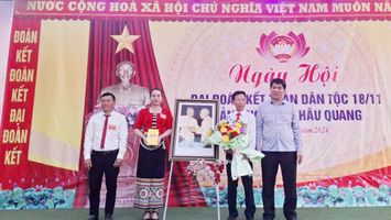 Đại biểu Quốc hội Vi Văn Sơn dự ngày hội đại đoàn kết dân tộc tại bản Ạng, xã Châu Quang