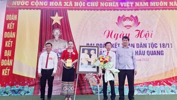 Đại biểu Quốc hội Vi Văn Sơn dự ngày hội đại đoàn kết dân tộc tại bản Ạng, xã Châu Quang