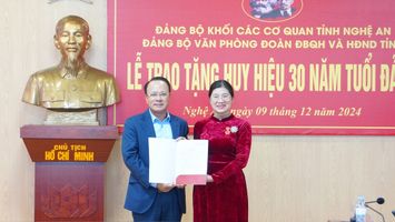 Lễ trao tặng huy hiệu 30 năm tuổi Đảng cho đảng viên thuộc Đảng bộ Văn phòng Đoàn ĐBQH và HĐND tỉnh