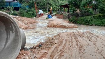 Quan tâm bố trí nguồn kinh phí để tiếp tục triển khai Dự án nâng cấp đường giao thông tránh lũ, cứu hộ, cứu nạn