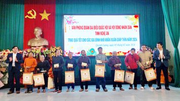 Văn phòng Đoàn ĐBQH và HĐND tỉnh tặng quà cho các gia đình có hoàn cảnh khó khăn tại huyện Quỳnh Lưu