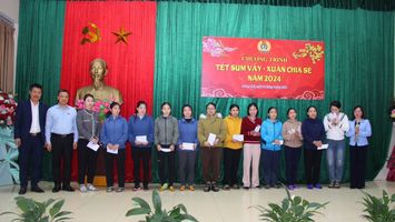 Đoàn đại biểu Quốc hội tỉnh tặng quà Tết cho công nhân, lao động khó khăn tại huyện Nghĩa Đàn và thị xã Hoàng Mai