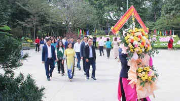 Văn phòng Đoàn đại biểu Quốc hội và HĐND tỉnh tưởng niệm Chủ tịch Hồ Chí Minh và trồng cây đầu Xuân tại Khu Di tích mộ Bà Hoàng Thị Loan