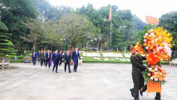 Lãnh đạo tỉnh Nghệ An dâng hoa, dâng hương tưởng niệm Chủ tịch Hồ Chí Minh và Tổng Bí thư Lê Hồng Phong