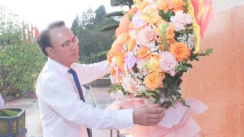 Thường trực HĐND tỉnh Nghệ An dâng hoa tưởng niệm Chủ tịch Hồ Chí Minh