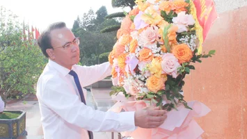 Thường trực HĐND tỉnh Nghệ An dâng hoa tưởng niệm Chủ tịch Hồ Chí Minh