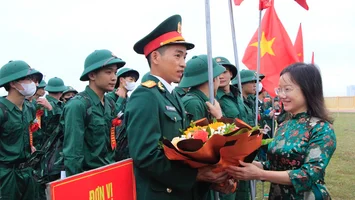 Phó Trưởng Đoàn đại biểu Quốc hội Thái Thị An Chung dự lễ giao, nhận quân tại thị xã Hoàng Mai