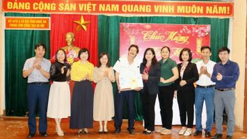 Nhóm nữ đại biểu Quốc hội và HĐND tỉnh tặng quà Tết tại Trung tâm Công tác xã hội tỉnh