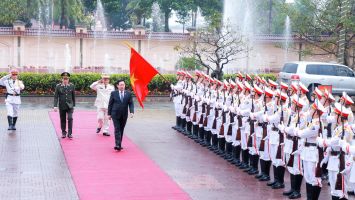 Chủ tịch Quốc hội Vương Đình Huệ thăm, chúc Tết cán bộ, chiến sĩ Công an Nghệ An
