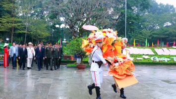 Lãnh đạo Đảng, Nhà nước, Đảng ủy Công an Trung ương, Bộ Công an dâng hoa, dâng hương tưởng niệm Chủ tịch Hồ Chí Minh tại Khu Di tích Kim Liên