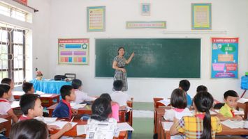 Sở Nội vụ trả lời cử tri Trần Xuân Nhương, Trưởng phòng Giáo dục và Đào tạo huyện Quỳnh Lưu về chỉ tiêu biên chế và số lượng giáo viên
