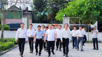 Chủ tịch UBND tỉnh Nguyễn Đức Trung thăm một số mô hình kinh tế tại huyện Hưng Nguyên