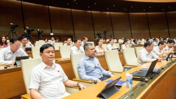Quốc hội thảo luận tại hội trường về một số nội dung còn ý kiến khác nhau của Dự thảo Luật Đường bộ
