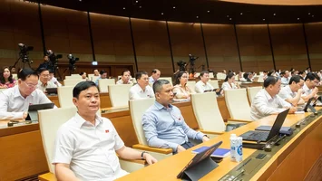 Quốc hội thảo luận tại hội trường về một số nội dung còn ý kiến khác nhau của Dự thảo Luật Đường bộ
