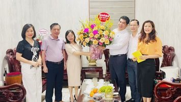 Đoàn đại biểu Quốc hội tỉnh Nghệ An chúc mừng Ngày truyền thống cơ quan công tác dân tộc (03/5/1946-03/5/2024)