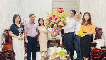 Đoàn đại biểu Quốc hội tỉnh Nghệ An chúc mừng Ngày truyền thống cơ quan công tác dân tộc (03/5/1946-03/5/2024)