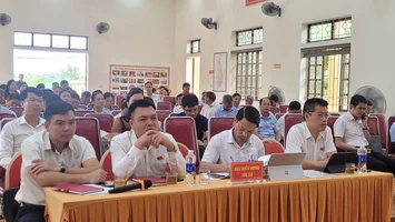 Bí thư Thị ủy, Chủ tịch HĐND thị xã và các đại biểu HĐND thị xã Hoàng Mai tiếp xúc với cử tri xã Quỳnh Lộc