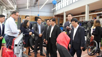 BỐN PHƯƠNG MUÔN DẶM MỘT NHÀ