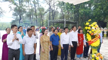 Cơ quan Văn phòng Đoàn ĐBQH và HĐND tỉnh dâng hương tưởng niệm Đại tướng Võ Nguyên Giáp và  các Anh hùng liệt sĩ tại Quảng Trị