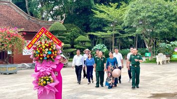 Đại tướng Đỗ Bá Tỵ, nguyên Phó Chủ tịch Quốc hội dâng hoa, dâng hương tưởng niệm Chủ tịch Hồ Chí Minh và các Anh hùng liệt sĩ tại tỉnh Nghệ An