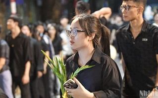 Nhân dân tiếc thương nhà lãnh đạo hết lòng vì nước, vì dân