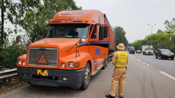Công an tỉnh trả lời cử tri huyện Hưng Nguyên về xử lý xe container dừng, đỗ trên điểm giao cắt Quốc lộ 1A