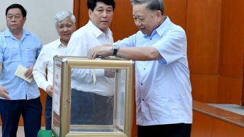 Mưa bão ác liệt đến đâu cũng qua đi, tình đồng chí, nghĩa đồng bào mãi còn ở lại